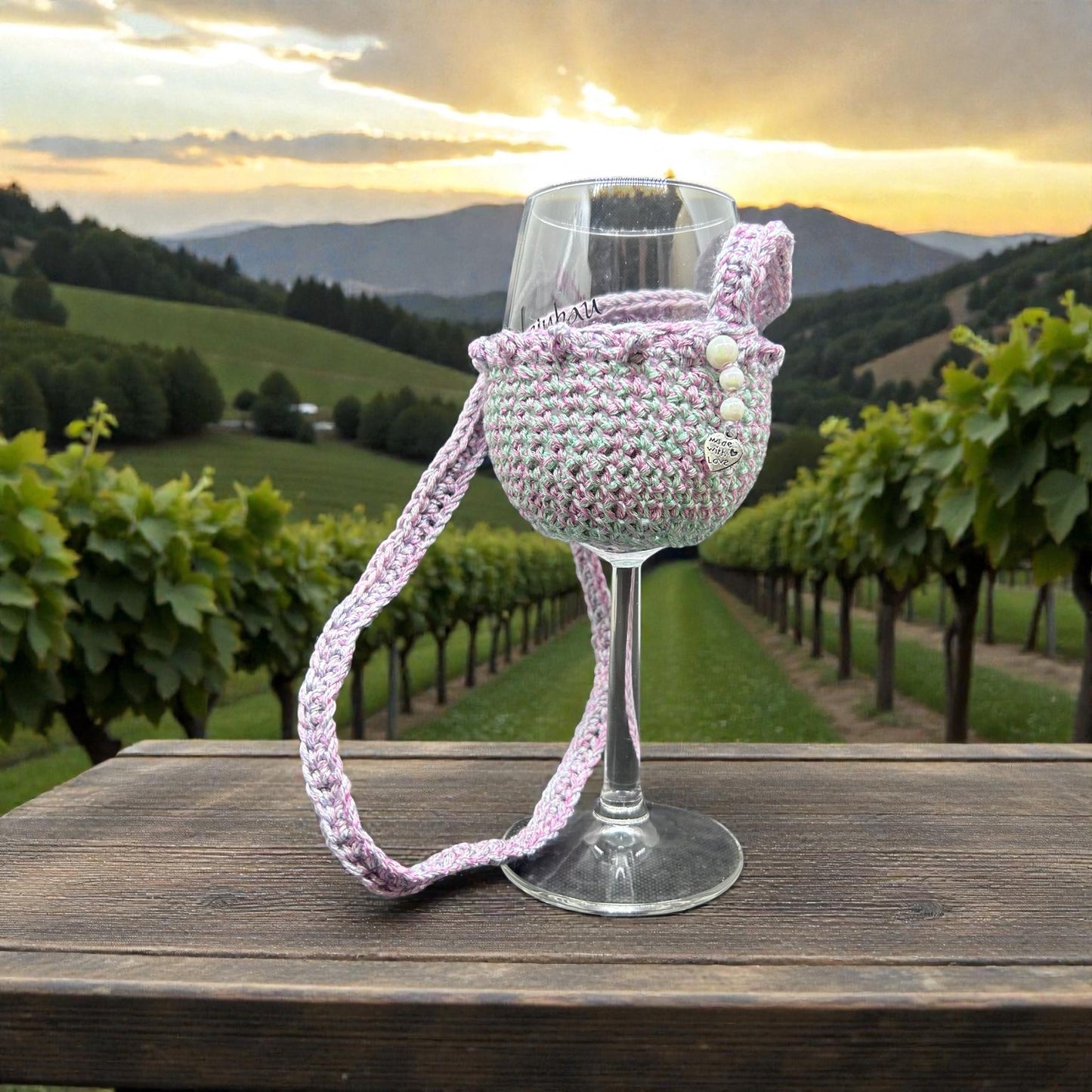 Selbstgehäkelter Weinglashalter – dein perfekter Begleiter für die nächste Weinwanderung