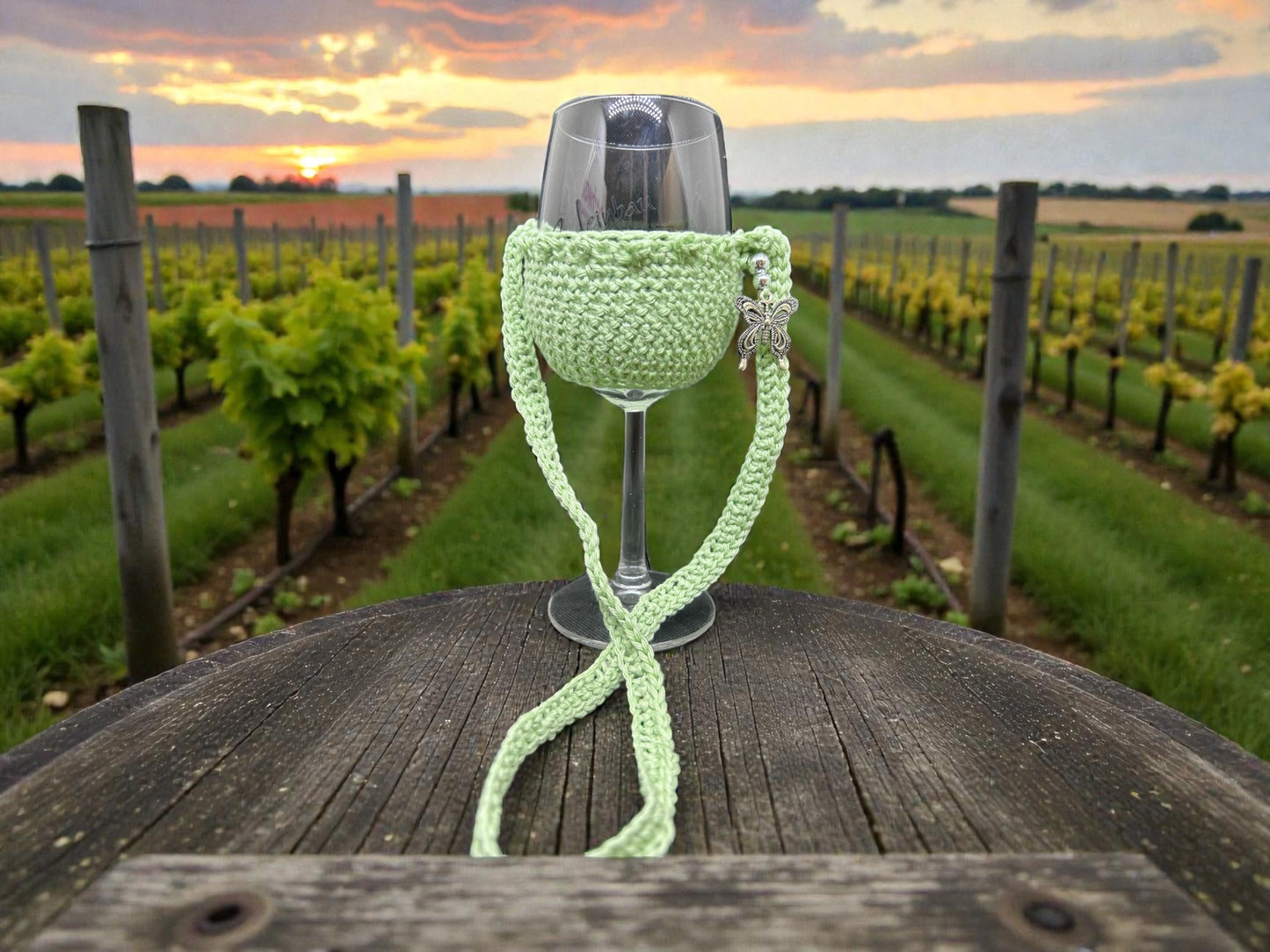 Selbstgehäkelter Weinglashalter – dein perfekter Begleiter für die nächste Weinwanderung