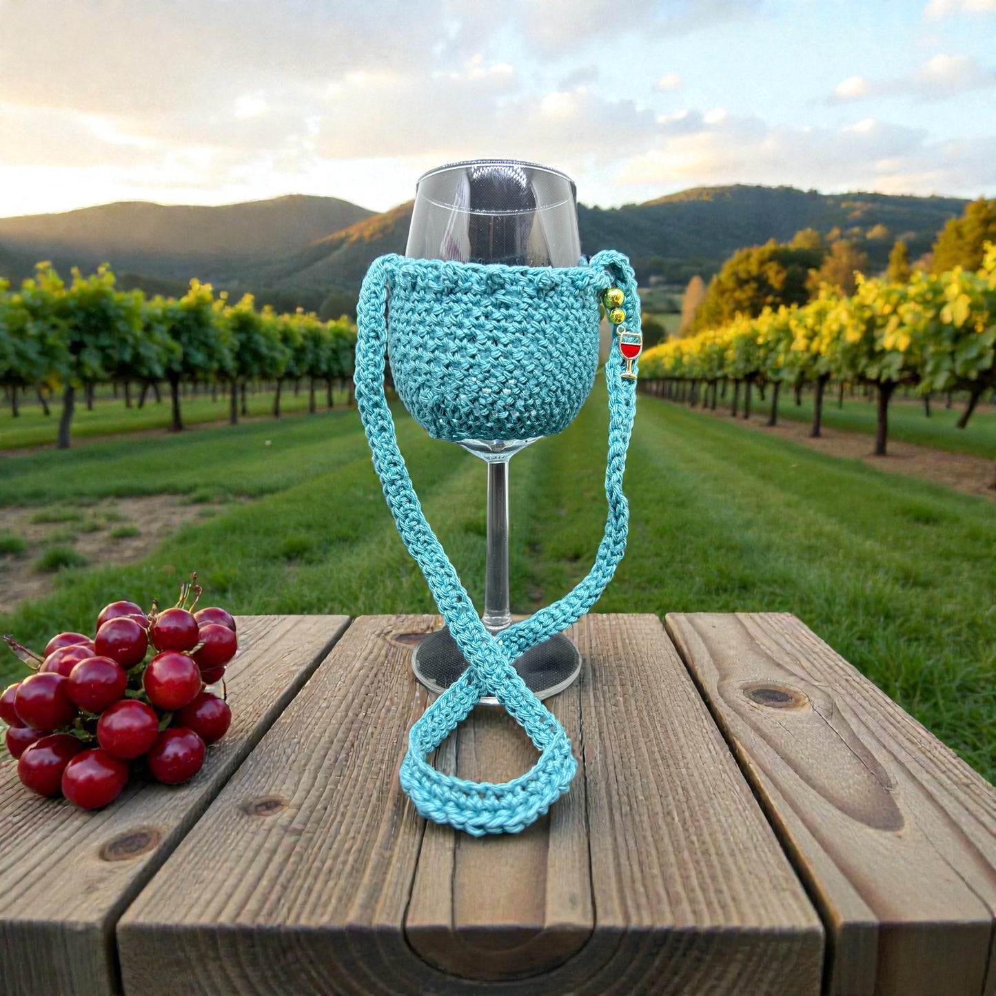 Selbstgehäkelter Weinglashalter – dein perfekter Begleiter für die nächste Weinwanderung