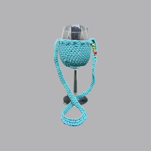 Selbstgehäkelter Weinglashalter – dein perfekter Begleiter für die nächste Weinwanderung