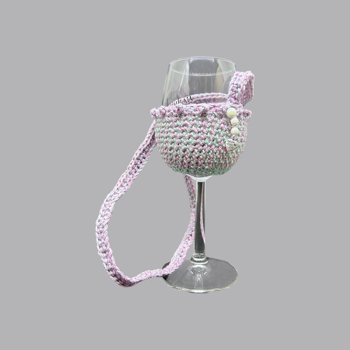Selbstgehäkelter Weinglashalter – dein perfekter Begleiter für die nächste Weinwanderung