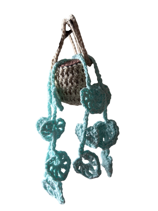 Gehäkelte Mini-Hängepflanze – Dein handgemachter Glücksbringer für unterwegs